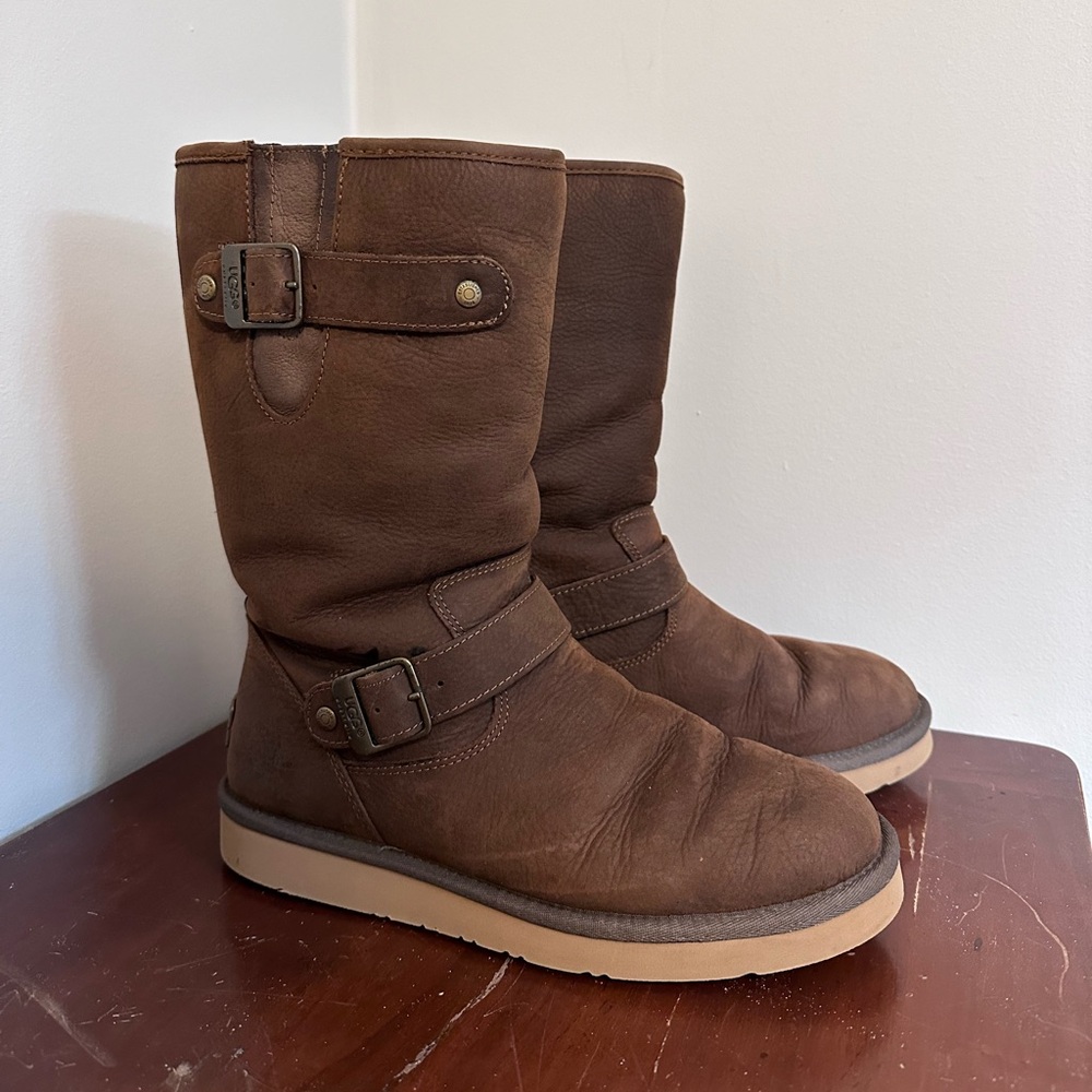 Uggs calf height women’s size 8 brown winter boots slip on